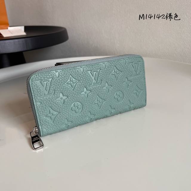 顶级原单 M14142绿色 路易CléMence 钱夹是丰富实用功能与优雅小巧设计有机融合的典范。由标志性 Monogram 帆布面料裁制而成，色泽鲜亮的皮革拉