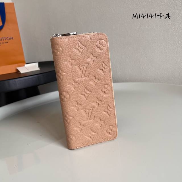 顶级原单 M14141卡其 这款男士竖款拉链钱夹以耐磨的 Damier Graphite 帆布制成，气质优雅。多个实用的口袋和隔层设计可轻松容纳现金、信用卡和零