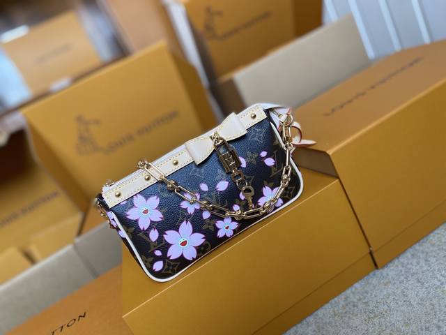 顶级原单 M13666支持Nxp芯片感应 163动态芯片本款 Pochette Accessoires 手袋为经典 Monogram 帆布融入村上隆笔下的明媚 顶级原单 M13666支持Nxp芯片感应 163动态芯片本款 Pochette Accessoires 手袋为经典 Monogram 帆布融入村上隆笔下的明媚