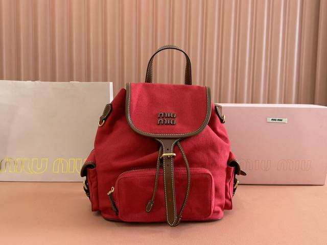 配置专柜全套包装 Miu 家新品学院风背包，帆布与原厂进口小牛皮的完美搭配，厚实耐磨亚麻混纺内衬，采用休闲风的设计风格，时尚简约高级，再融合精湛的手工工艺，增添