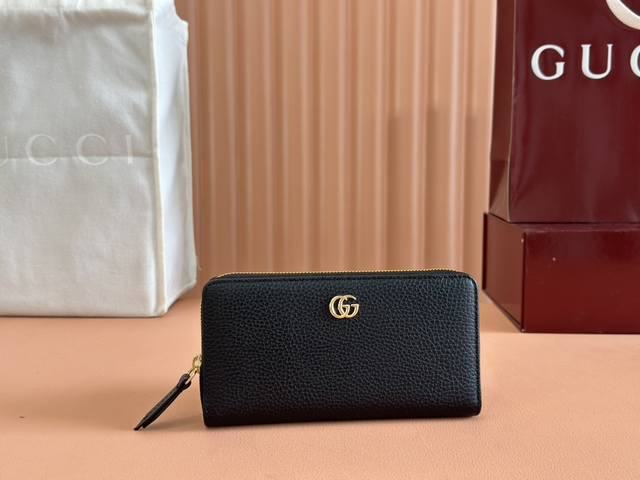 配全套包装 新款Ophidia系列 采用意大利进口小牛皮，配以经典双G五金，新的式样和轮廓托的新作登场了。结构形状，其中内侧被划分为间隔。链带因为可以拆卸，作为