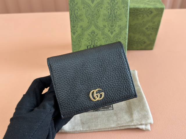 配全套包装 Gg Marmont系列卡包 这款Gg Marmont系列卡包采用经典耐看的黑色皮革制作，为Aria-时尚咏叹调 系列再添经典之作。双G配件源于70