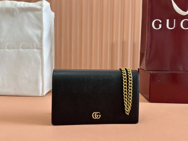 配置原厂三亚免税店包装 Gg Marmont系列这款Gg Marmont系列链条包采用经典耐看的黑色皮革制作，为Aria-时尚咏叹调 系列再添经典之作。双G配件