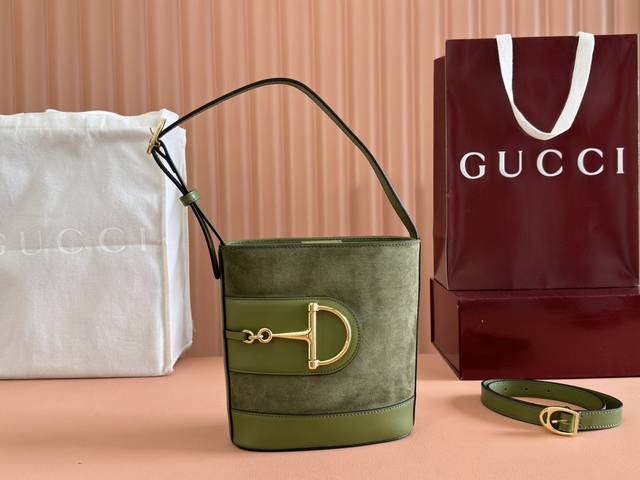 配置专柜全套包装 Gucci 73系列迷你水桶包 款号833665 Aaec2 1000 在2025春夏系列中，Gucci 73系列从与其系列名同年推出的一款典