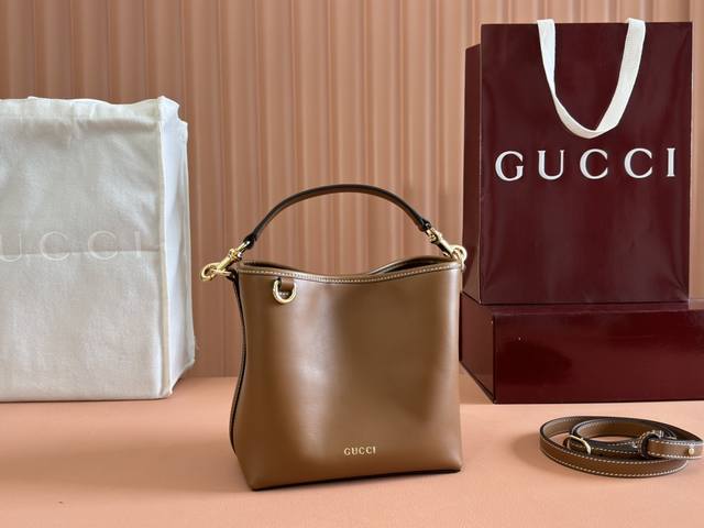 配置专柜全套包装 Gg Emblem系列迷你水桶包 全新Gg Emblem系列焕新诠释品牌的隽永优雅风范和精湛工艺。这款迷你水桶包设有一个内部隔层，时尚而不失实