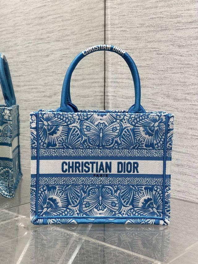 配全套原版包装 原厂品质 小号现货 Tote最新尺寸小号，被种草了这个包，比原本的小号短一点，显得非常秀气，既保留了小包的精致可爱，又兼具了大包的大容量，完全满