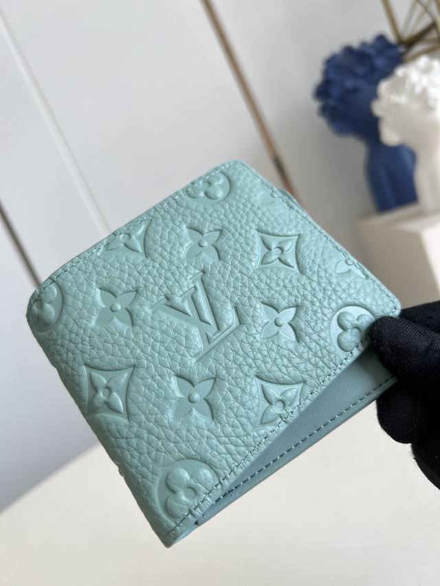 出厂价P 顶级原单 M14252薄荷绿 這款Multiple錢包以粒面Taurillon牛皮製造，精緻配色綴以低調的Monogram壓花圖案。Multiple錢