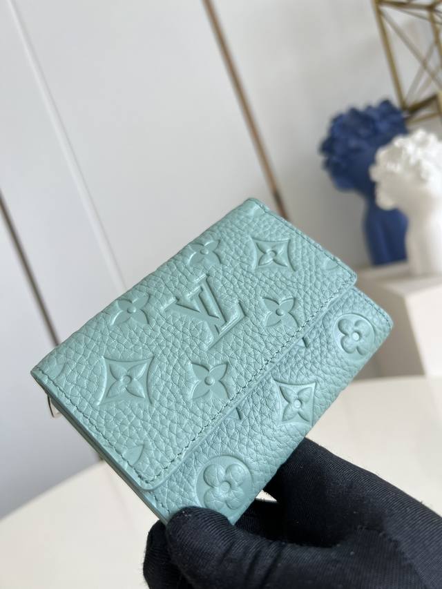 出厂价P 顶级原单 M14143薄荷绿 本款Slender Pilot飞行员钱包由全粒面Taurillon牛皮制成,饰有低调的Monogram压花。这款小巧的钱 出厂价P 顶级原单 M14143薄荷绿 本款Slender Pilot飞行员钱包由全粒面Taurillon牛皮制成,饰有低调的Monogram压花。这款小巧的钱