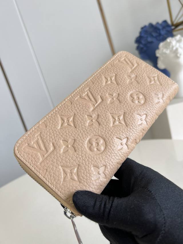 出厂价P 顶级原单 M14142卡其 路易威登 CléMence 钱夹是丰富实用功能与优雅小巧设计有机融合的典范。由标志性 Monogram 帆布面料裁制而成，