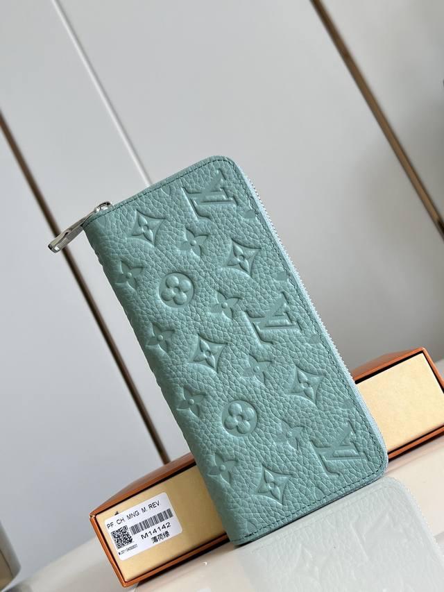 出厂价P 顶级原单 M14142薄荷绿 路易威登 CléMence 钱夹是丰富实用功能与优雅小巧设计有机融合的典范。由标志性 Monogram 帆布面料裁制而成