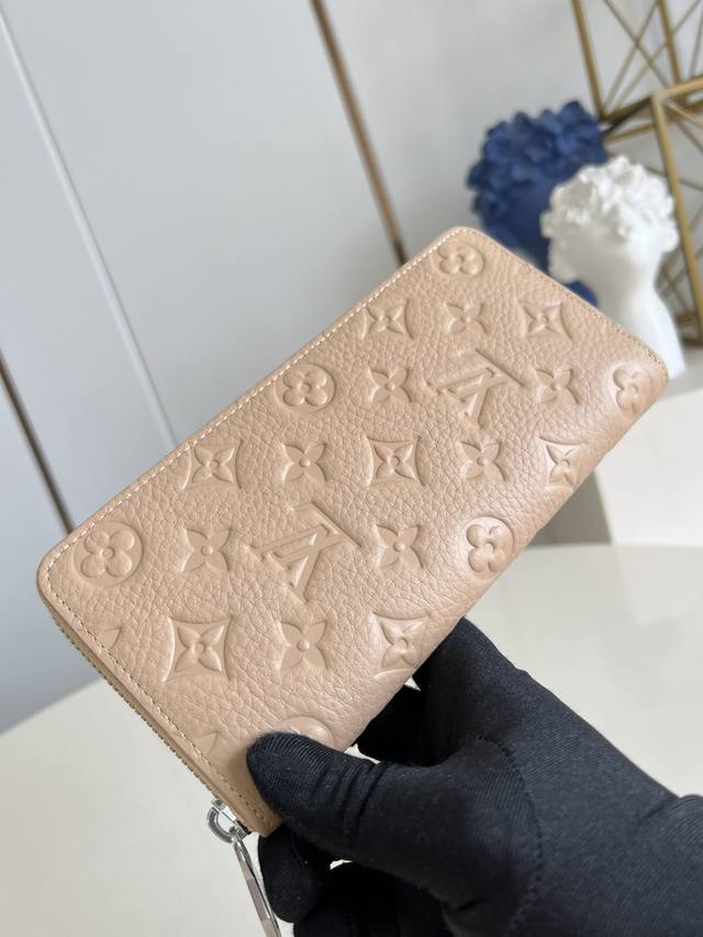 出厂价P 顶级原单 M14141卡其 这款男士竖款拉链钱夹以耐磨的 Damier Graphite 帆布制成，气质优雅。多个实用的口袋和隔层设计可轻松容纳现金、