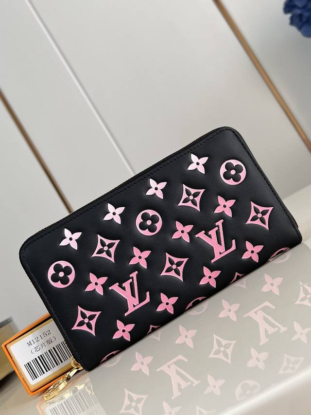出厂价P 顶级原单 M12152 這款Lv Ski系列的Zippy拉鏈錢包具有枕頭般柔軟的質感，設計取材自品牌的Coussin系列手袋，營造出鮮明風格。錢包以經