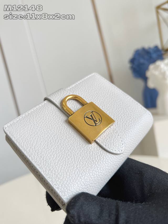 出厂价P 顶级原单 M12148香芋灰 新款Low Key钱夹体现了极简主义设计，同时彰显了品牌的传统工艺。它由光滑的小牛皮制成，配有奢华的牛皮衬里，并配有一个