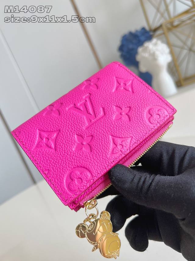 出厂价P 顶级原单 M14087玫红 這款日常必備的Lisa錢包設計小巧實用，設有一個拉鏈零錢包、一個紙幣隔層和多個名片夾層。款式以品牌雅緻的Monogram