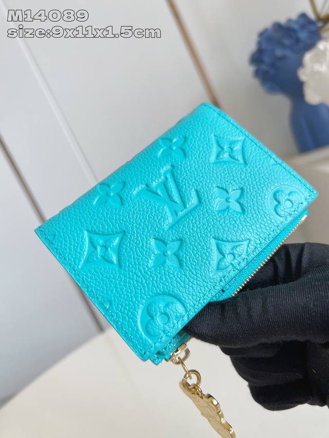 出厂价P 顶级原单 M14089蓝 這款日常必備的Lisa錢包設計小巧實用，設有一個拉鏈零錢包、一個紙幣隔層和多個名片夾層。款式以品牌雅緻的Monogram E