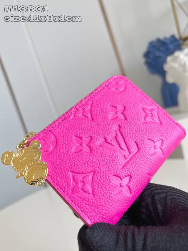 出厂价P 顶级原单 M13801玫红 村上隆合作系列 這款Noa小型錢包以路易威登的經典Monogram帆布製作，採用小巧的正方形設計，並設有別具特色的L型拉鏈