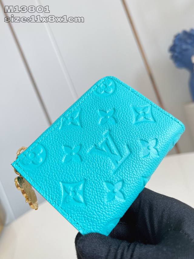 出厂价P 顶级原单 M13801蓝 村上隆合作系列 這款Noa小型錢包以路易威登的經典Monogram帆布製作，採用小巧的正方形設計，並設有別具特色的L型拉鏈為