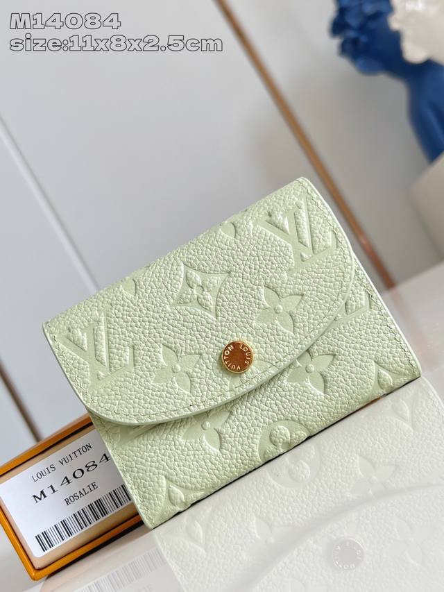 出厂价P 顶级原单 M14084绿 這款Rosalie零錢包採用品牌經典的Monogram Empreinte皮革製造，以Louis Vuitton X Mur