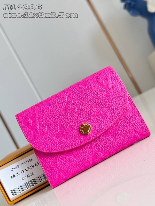 出厂价P 顶级原单 M14086玫红 這款Rosalie零錢包採用品牌經典的Monogram Empreinte皮革製造，以Louis Vuitton X Mu