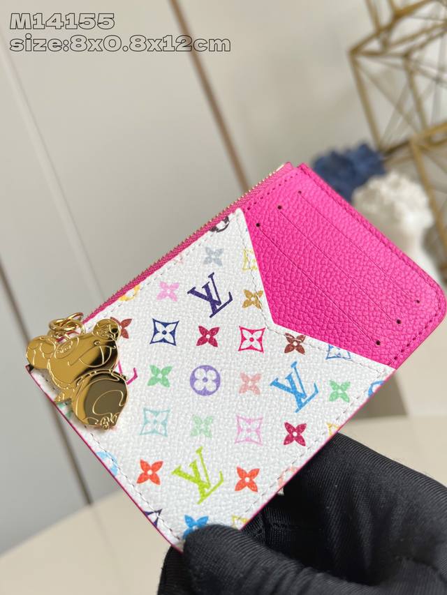 出厂价P 顶级原单 Mm14155玫红 本款 Romy 卡夹出自路易威登 X 村上隆跨界合作系列，为 Monogram Empreinte 皮革渲染清新色彩，巧