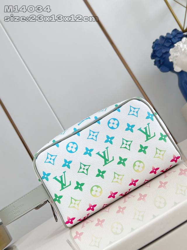 出厂价P 顶级原单 M14034 本款 Locker Dopp Kit 盥洗袋取材 Monogram 帆布，融汇当代潮流和典雅格调。紧凑构型内含充裕空间，轻松收