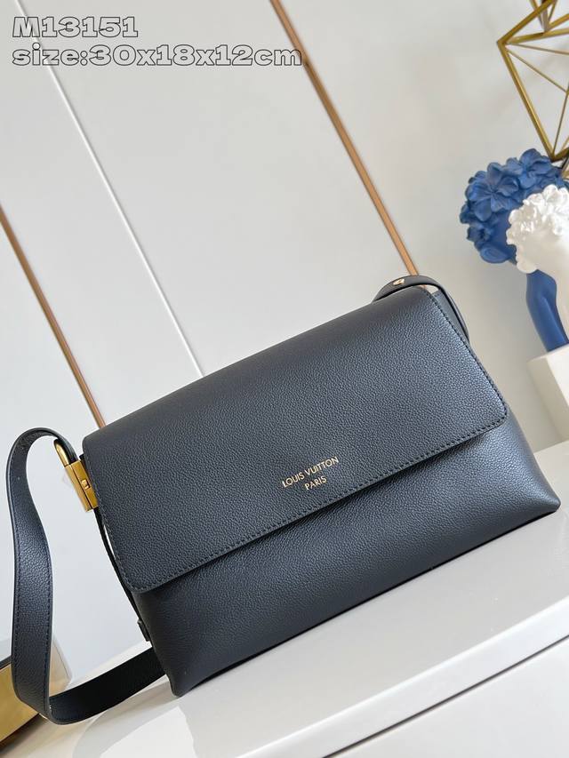出厂价P 顶级原单 M13151黑 M13148 這款Low Key Messenger手袋是經典Low Key系列的首個翻蓋款式。優雅的日常袋款以柔軟的小牛皮