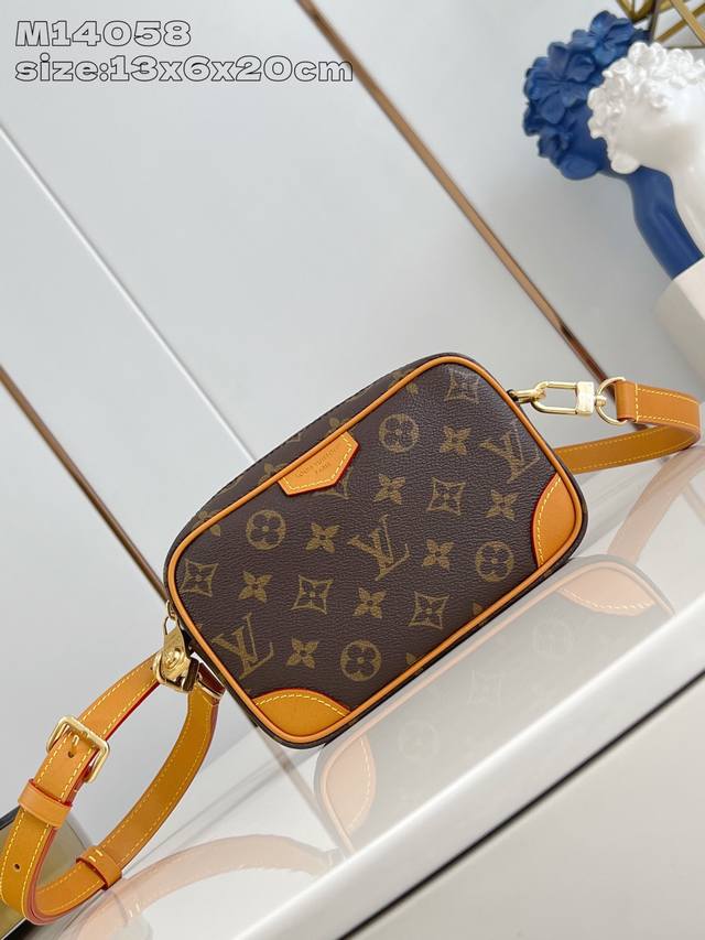出厂价P 顶级原单 M14058老花 TrocadéRo 迷你手袋采用 Monogram 帆布材质、复古牛皮革镶边及加固前包角，向路易威登的传奇历史致敬，将复古