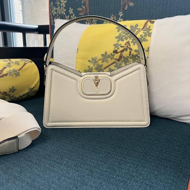 型号:2090 Garavani 粒面小牛皮手袋,配以同色Vlogo Signature元素。这款手袋既可肩背,斜挎。 -半定型皮包 -金属扣开合 -可调节和可 型号:2090 Garavani 粒面小牛皮手袋,配以同色Vlogo Signature元素。这款手袋既可肩背,斜挎。 -半定型皮包 -金属扣开合 -可调节和可