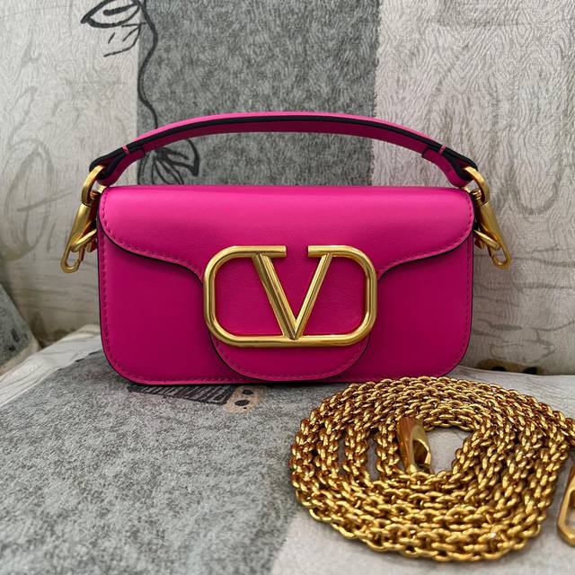 型号:2030S 小号 Garavani Mini Locò小牛皮手袋，金属Vlogo Signature细节 - 配可拆卸提手和可拆卸滑动式链条，可肩背、斜挎