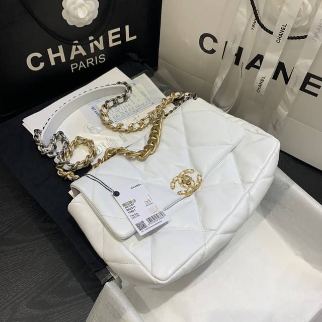 Chanel：：型号：中号：As1161#：尺寸：20X30X10Cm：年秋冬大菱格豆腐包： 进口羊皮单口包 古银：白叻：金色：3种金属混搭肩带 粗链条彰显休闲