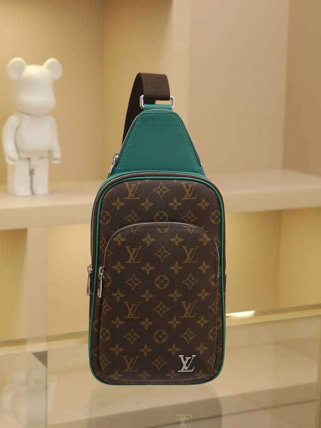 顶级原单变码芯片版 M12734老花绿 本款 Avenue 单肩包取材 Damier Graphite 帆布，为正面外袋点缀路易威登巴黎标识皮革贴饰。可调节锦纶