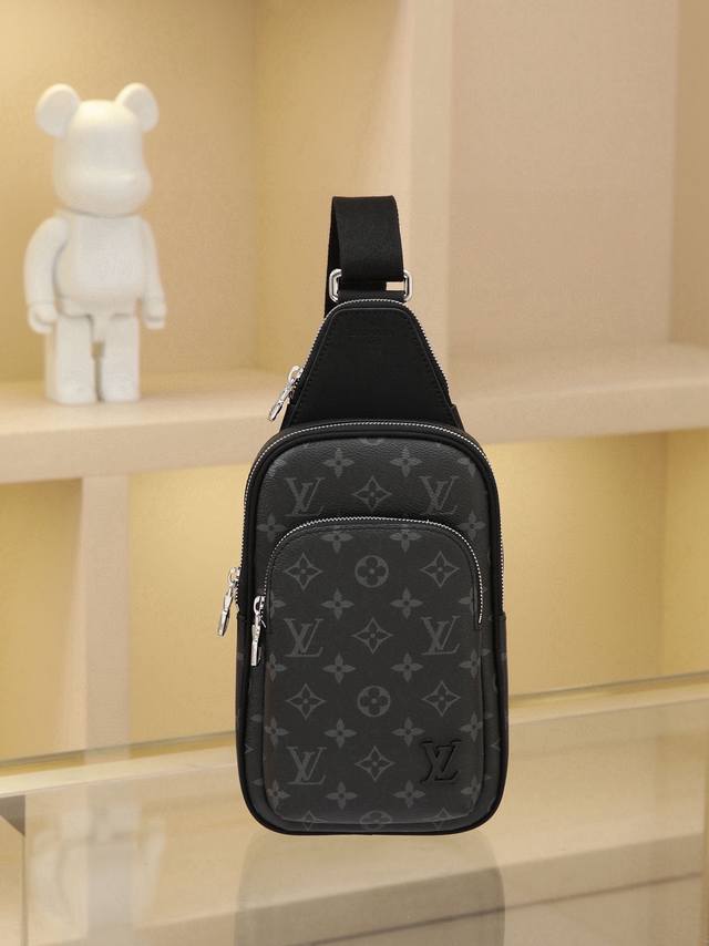 顶级原单变码芯片版 M47137黑花 本款 Avenue 小号单肩包选用 Monogram Eclipse 涂层帆布,以精巧构型探索斜挎出行的潮流意趣。主隔层内 顶级原单变码芯片版 M47137黑花 本款 Avenue 小号单肩包选用 Monogram Eclipse 涂层帆布,以精巧构型探索斜挎出行的潮流意趣。主隔层内