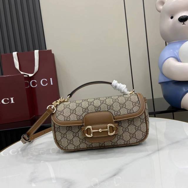 配全套原厂专柜包装 新品 这款Gucci Horsebit 1955系列小号手提包延续马术风格，搭配双环和长条形设计，巧妙融合浅金色调细节与柔软精致的Gg字母图