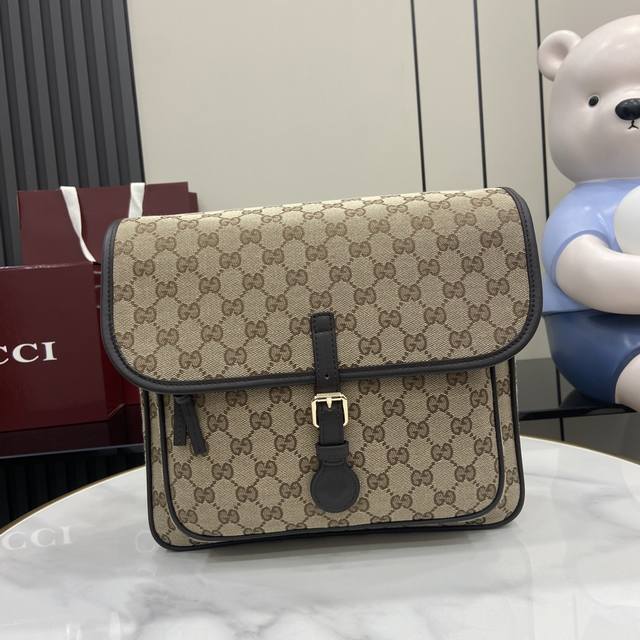 配全套原厂专柜包装 新品 从精致刺绣到通体印花，古驰2025早春儿童系列不断焕新演绎品牌经典图案。这款儿童邮差包以Original Gg帆布匠心打造，配有一条红