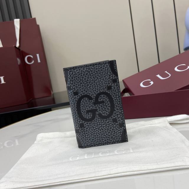 配全套原厂专柜包装 新品 经典字母交织图案将小件日用单品打造成时尚配饰。新颖的纹理与饰面在Gucci全新系列中依旧大放异彩，尽展澎湃活力和个性魅力。这款卡片夹以