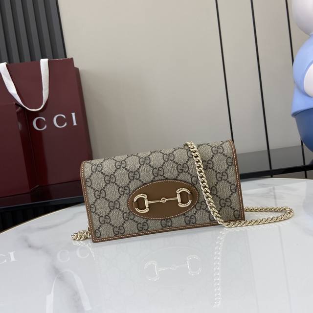 配全套原厂绿盒包装 创作总监Sabato De Sarno呈现全新Gg字母图案涂层织物，打造柔软、轻盈且耐用的精湛材质。这款Gucci Horsebit 195