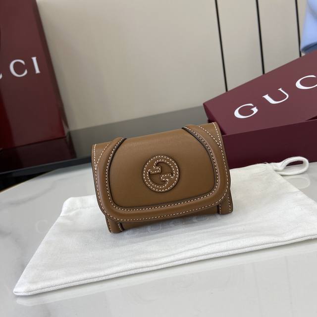 配全套原厂专柜包装 新品 圆形互扣式双G标识从品牌典藏元素中汲取灵感，一如既往为牛皮革配饰增色添彩。在这款Original Gg帆布卡片夹之上，这一20世纪70