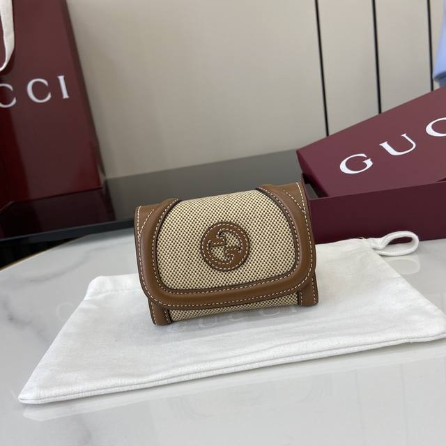 配全套原厂专柜包装 新品 圆形互扣式双G标识从品牌典藏元素中汲取灵感,一如既往为牛皮革配饰增色添彩。在这款Original Gg帆布卡片夹之上,这一20世纪70 配全套原厂专柜包装 新品 圆形互扣式双G标识从品牌典藏元素中汲取灵感,一如既往为牛皮革配饰增色添彩。在这款Original Gg帆布卡片夹之上,这一20世纪70