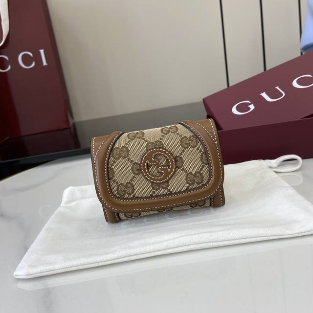 配全套原厂专柜包装 新品 圆形互扣式双G标识从品牌典藏元素中汲取灵感，一如既往为牛皮革配饰增色添彩。在这款Original Gg帆布卡片夹之上，这一20世纪70