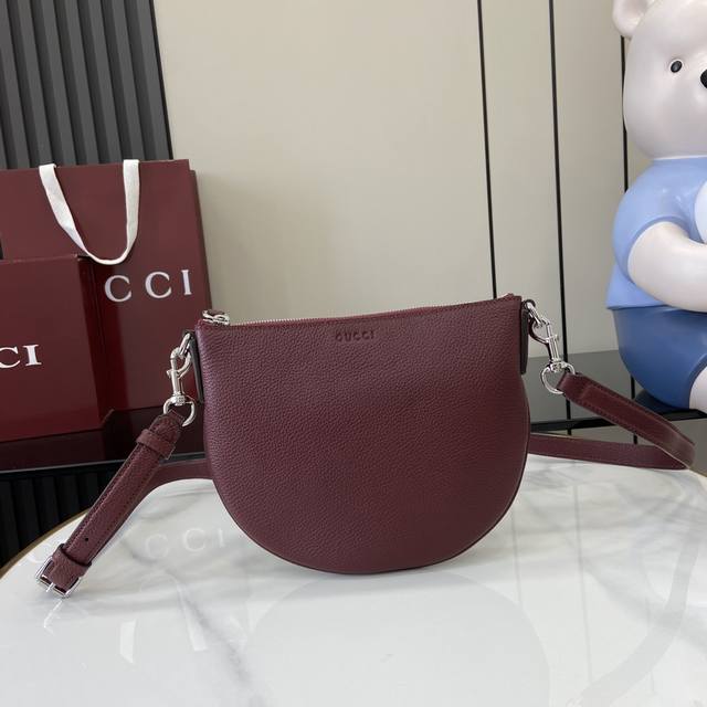 配全套原厂专柜包装 新品 2025春夏系列精彩呈献手袋新作。这款Gucci Body双锁扣手袋以全新尺寸焕新呈现，再现品牌典藏设计。这件单品甄选古驰安可拉红粒面