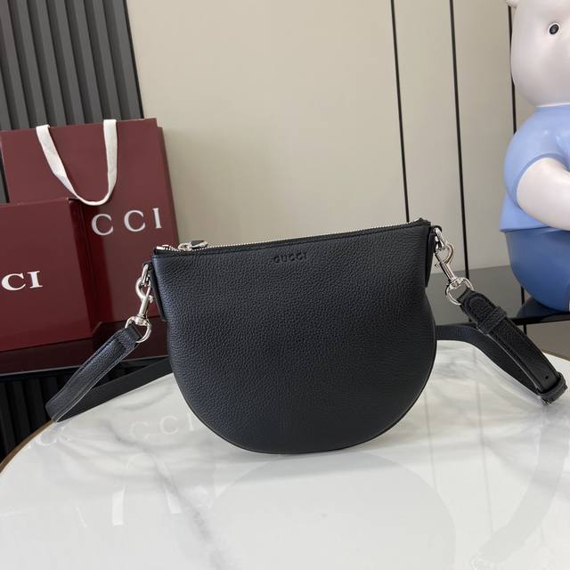 配全套原厂专柜包装 新品 2025春夏系列精彩呈献手袋新作。这款Gucci Body双锁扣手袋以全新尺寸焕新呈现，再现品牌典藏设计。这件单品甄选黑色粒面皮革匠心