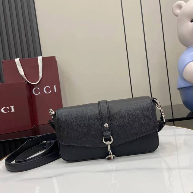 配全套原厂专柜包装 新品 2025春夏系列精彩呈献手袋新作。这款斜挎包采用翻盖开合，搭配弹簧钩扣配件，以焕新品牌标志性设计出彩，尽释品牌别出新意的美学风致。以黑