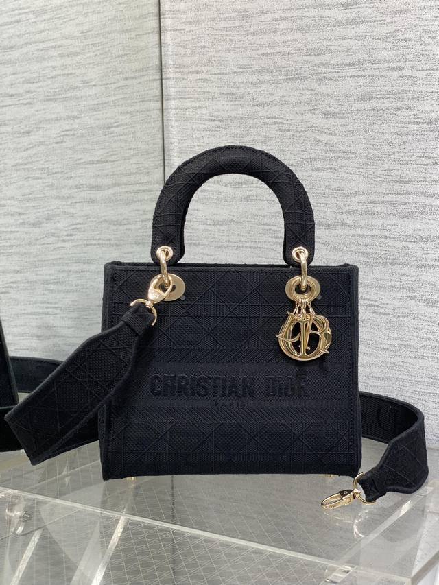 现货 戴妃经典款菱格刺绣，火爆时尚圈，帆布的设计，经典菱格车线压纹，配上标志性的字母大Logo，非常的复古时髦，配现在流行的粗肩带，时尚感的同时又很休闲，能Ho