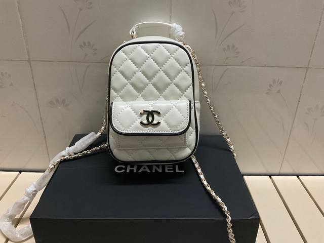 Chanel 25P财阀千金穿搭L夏季新款度假单品双C扣是陶瓷的，很精致很优雅，适用场景也很多。养马人重新爱上小香~黑配白色Cf樱花盛开季~仿佛樱花盛开的季节化