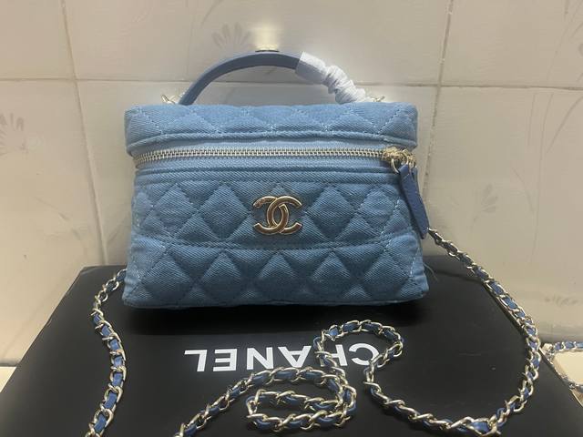 牛仔金扣25C春季新品 A P5890 精致小巧链条手拿包 颗粒小牛皮配金色金属 手柄还有小Logo 皮面上一条有弧度的缝线 让整个包看起来更加力挺 荔枝纹的皮