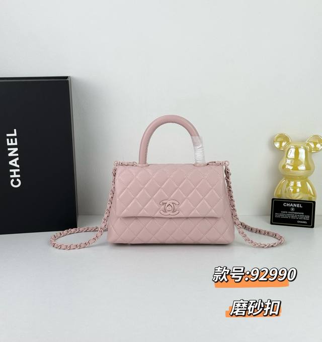 磨砂扣 口盖手提包 新出磨砂扣 Cocohandle经典款几乎是王炸磨砂扣 现在推出了 更加软萌可爱种草了配小球纹牛皮 淡金扣 款号:92990 尺寸：24X1