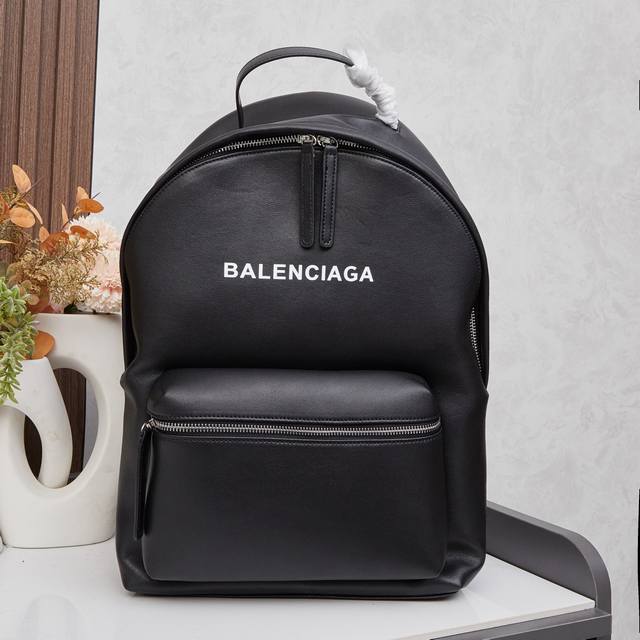 Balenciaga Everyday双肩包 Balenciaga Everyday双肩包] 在层出不穷的新款中 巴黎世家的黑白系列在日常的搭配变的好容易～ 虽