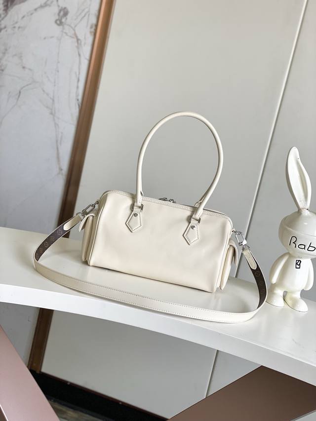 顶级原单M12934 M12965 本款 Speedy Cargo 手袋出自Lv Vibe系列，以前卫笔触焕新1930年代的经典设计。亮泽羊皮革包身点缀Mono