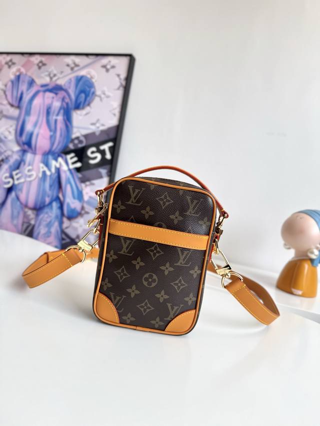 配全套专柜包装』 海外原单M14013独家实拍！在 春夏系列中，Pharrell Williams 探游品牌珍藏档案，从 80 年代的时尚中汲取灵感，匠心铸就