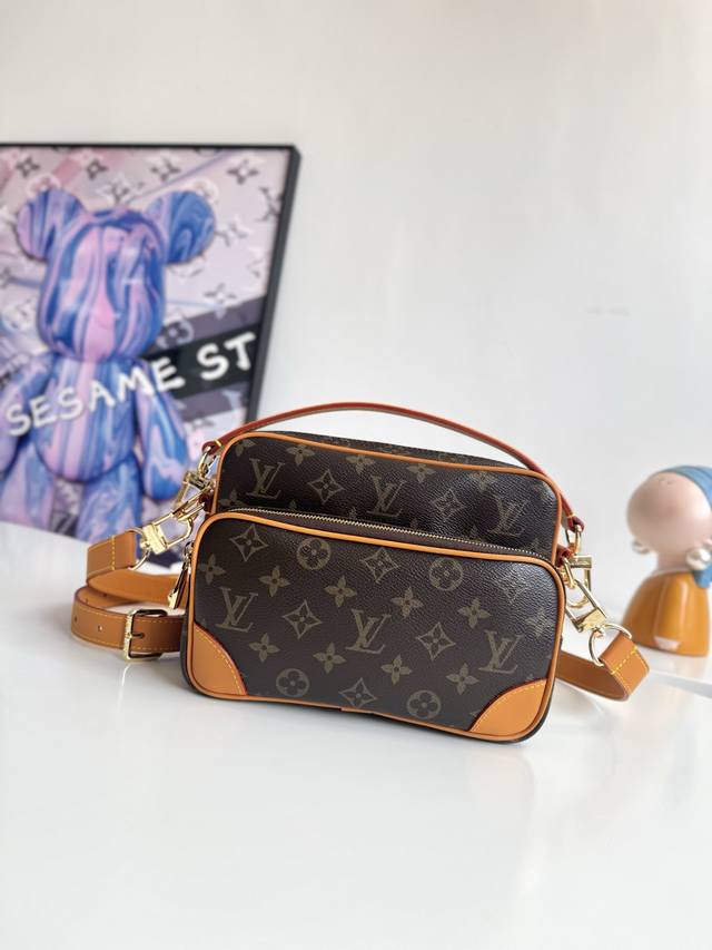 配全套专柜包装』 海外原单M14016独家实拍！ Nil 手袋时尚小巧，属于 Monogram Archive 系列，以 Monogram 涂层帆布制作包身，并